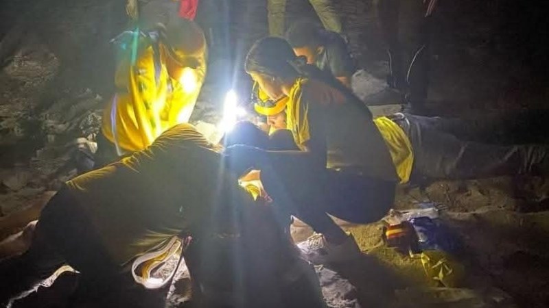 Momento en que los socorristas dan RCP a la víctima. Foto / Cortesía Comandos