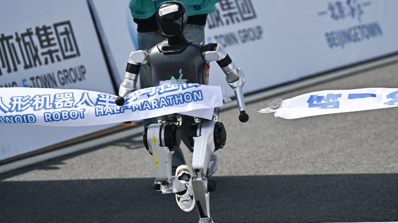 Un robot cruza la meta en la media maratón de robots humanoides en Pekín.