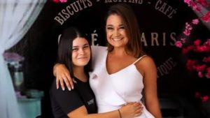 María Elisa Parker junto a su hija Isabela.