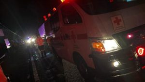 El motociclista regresaba de trabajar cuando chocó con el camión. Foto: Cruz Roja Salvadoreña