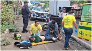 La víctima fue atendida por los socorristas y llevado hacia una Unidad de Salud. Foto / Cortesía Comandos.