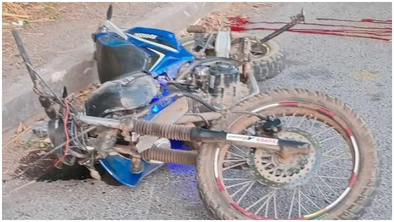 Así quedó la moto en que iba la víctima. Foto / Cortesía 