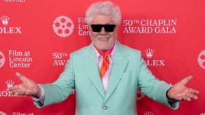 El director español Pedro Almodóvar posa durante la alfombra roja en la 50ª edición de los premios Chaplin Award 2025.