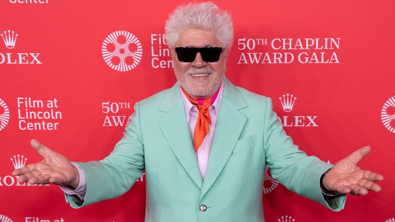 El director español Pedro Almodóvar posa durante la alfombra roja en la 50ª edición de los premios Chaplin Award 2025.
