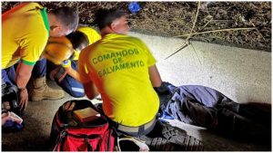Momento en que hombre de 41 años es atendido. Foto / Comandos de Salvamento