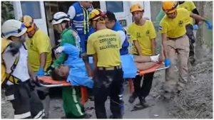 Momento en que la víctima es subida a la ambulancia. Foto / Cortesía Cruz Verde