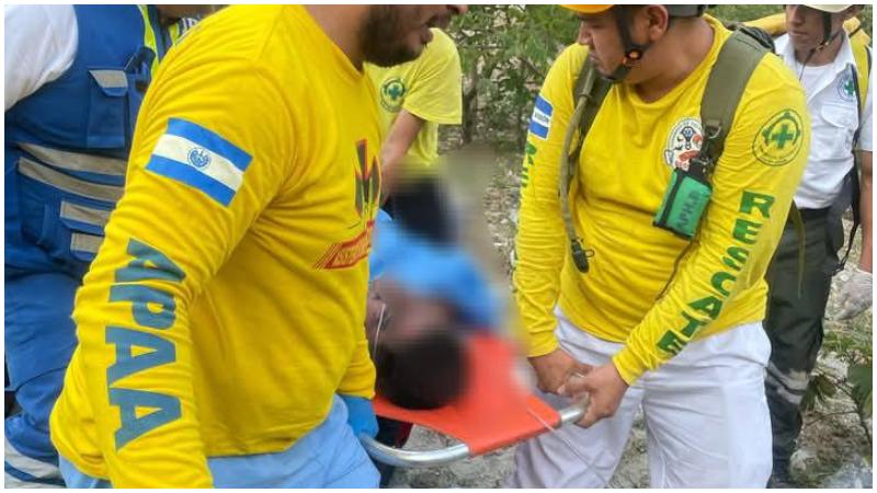 El hombre resultó con quemadura y golpes tras la caída. Foto / Cortesía Comandos