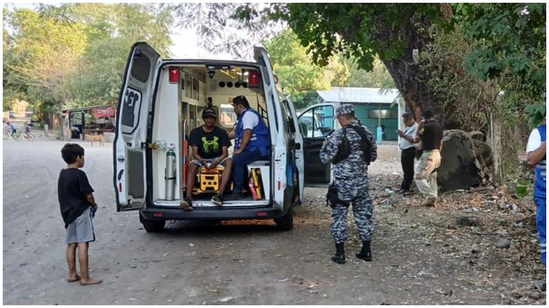 Los hombres fueron chequeados por paramédicos del SEM. Foto / Distrito de Guazapa