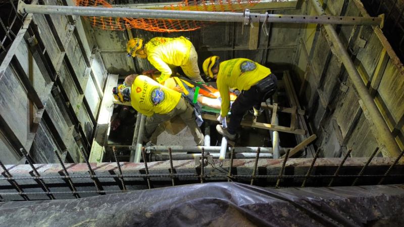 Socorristas rescataron a un hombre que cayó en un poco. Foto EDH / Cortesía Comandos de Salvamento.