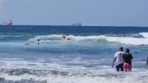 Los guardavidas observaron que algo no estaba bien y rescataron a un hombre. Foto EDH / Cortesía Comandos de Salvamento.