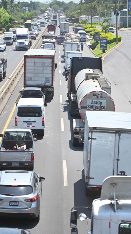 trafico-por-cierre-en-carretera-los-chorros