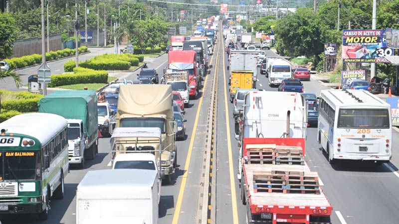 trafico-por-cierre-en-carretera-los-chorros
