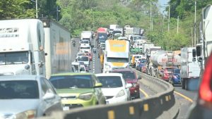 trafico-por-cierre-en-carretera-los-chorros