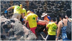 Momento en que la víctima es rescatada. Foto / Comandos de Salvamento