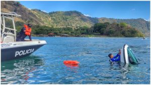 Momento en que turistas son rescatados del lago de Coatepeque. Foto / Cortesía PNC