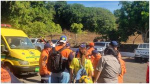 En las tareas de búsqueda y rescate participaron equipos de emergencia. Foto / Cortesía Comandos.