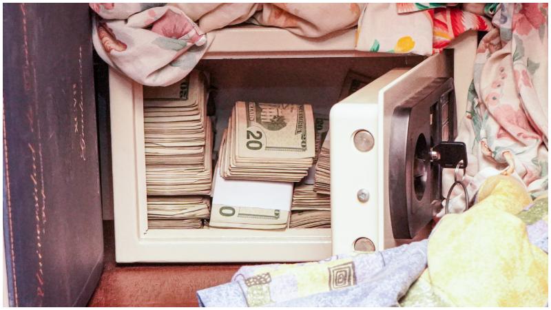 Una caja fuerte con dinero fue decomisada en el operativo. Foto / Cortesía FGR