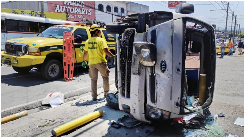 Así quedó el camioncito tras el vuelco. Foto / Cortesía Comandos