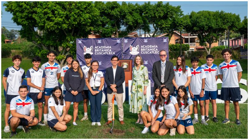 Miembros de la comunidad educativa de la ABC junto a invitados especiales durante la ceremonia de colocación de la primera piedra del renovado campo deportivo.