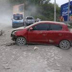 Dos vehículos resultaron afectados por la caída del material que transportaba la rastra. Foto: PNC