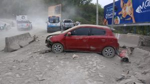 Dos vehículos resultaron afectados por la caída del material que transportaba la rastra. Foto: PNC