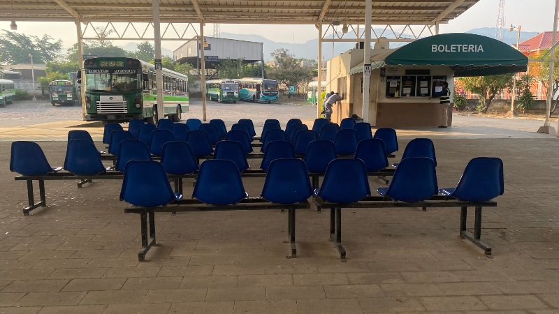 La cantidad de usuarios esperando transporte desde Ahuachapán hacia San Salvador fue mucho menor hoy, respecto a la situación reportada ayer en el mismo lugar. / 