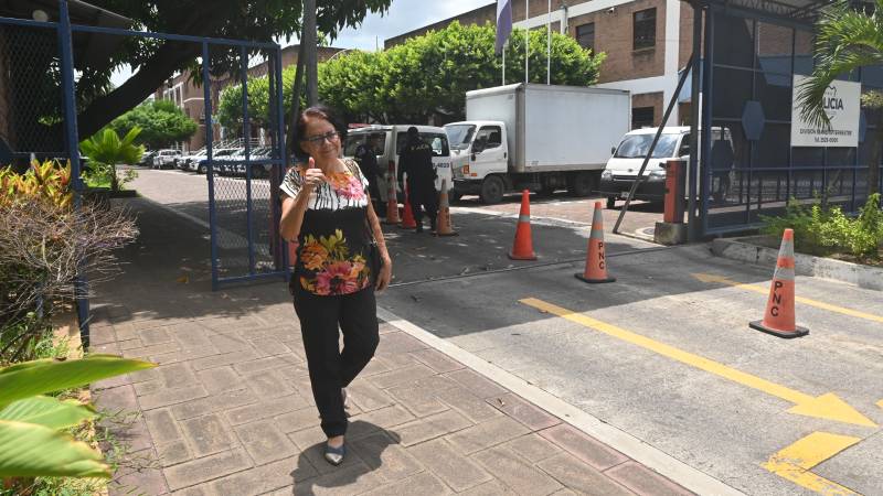 Eleonora Alfaro-Madre- Ruth López- Abogada-División Transito Terrestre- Detenida