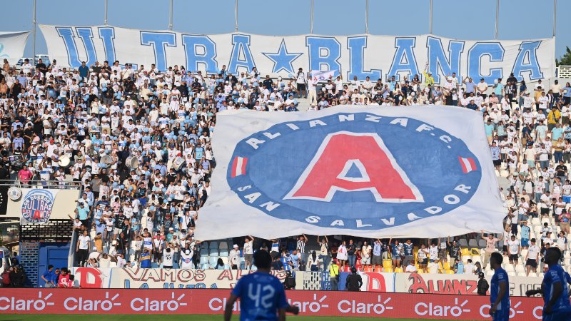 La afición de Alianza en el estadio Jorge 