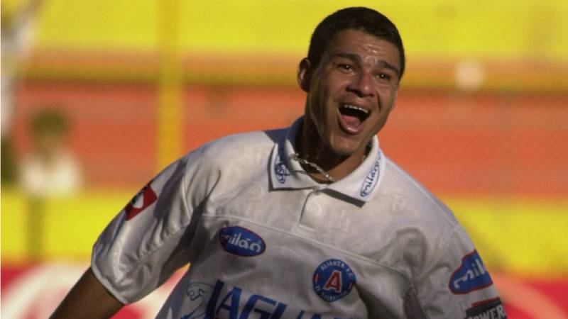 Jorge Sandoval de Alianza corre a celebrar su segundo gol marcado a los verdolagas del dragn de San Miguel que perdieron 6 a 1  FOTO DIGITAL HUBER ROSALES