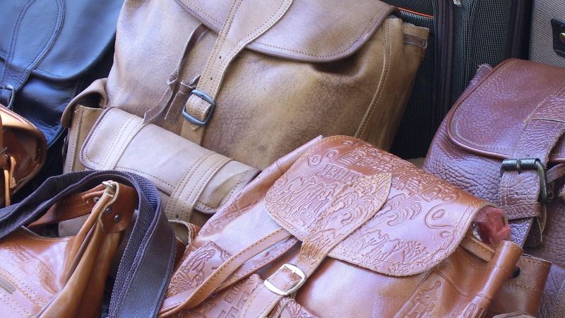Los bolsos son accesorios a los que les debes poner atención. / 