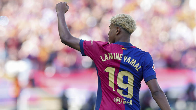 El delantero del Barcelona Lamine Yamal celebra su gol contra el Real Madrid, durante el partido de la jornada 35 de LaLiga EA Sports entre el Barcelona y el Real Madrid, este domingo en el Estadi Olímpic Lluís Companys.- Foto EFE/Alberto Estévez
