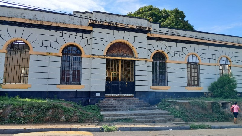 La fachada del ex Centro Penal de Sonsonate se mantiene luego que su interior sí fue demolido. Bukele ofreció centros culturales y educativos en dichos espacios. / 