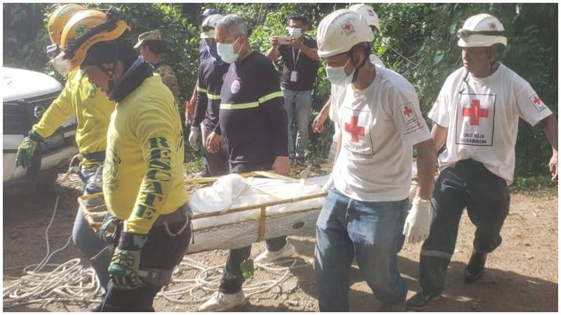 Momento en que los socorristas entregan el cuerpo a las autoridades de Medicina Legal. Foto / Cortesía Comandos de Salvamento