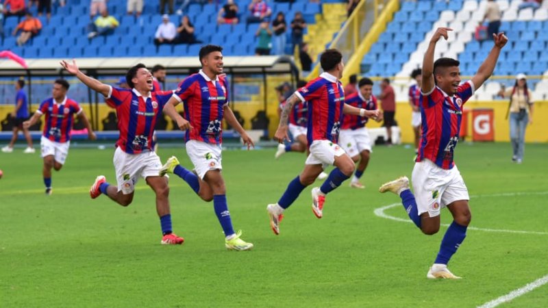Los jugadores de CD FAS celebran tras eliminar a CD Águila en los cuartos de final del torneo Clausura 2025 en el estadio Cuscatlán. Foto EDH / Miguel Lemus