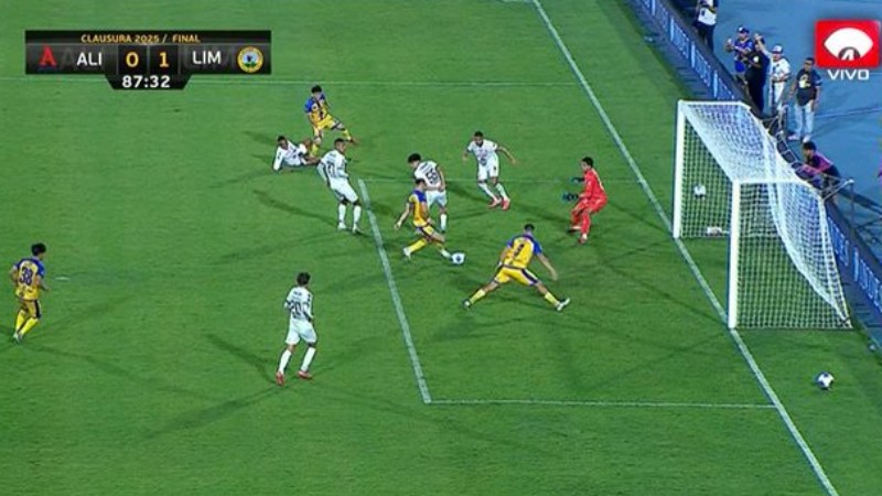 Captura de imagen de la jugada del gol anulado a Nico González, de Limeño, ante Alianza. Foto EDH/Cortesía Canal 4.