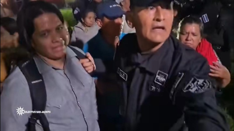 Momento que un agente de la PNC toma de la mochila al abogado y defensor de derechos humanos, Alejandro Henríquez. Foto/Captura de pantalla video de Kolectivo de San Jacinto