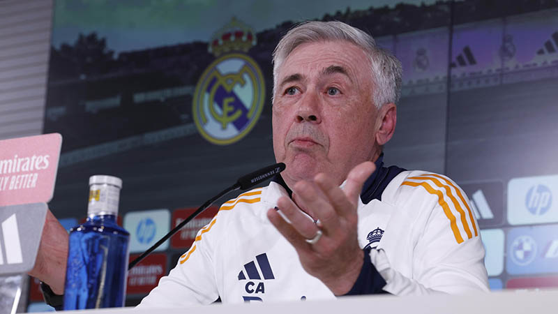 El entrenador del Real Madrid, Carlo Ancelotti durante la rueda de prensa tras el entrenamiento del equipo celebrada en Valdebebas, Madrid este martes antes de su enfrentamiento liguero de mañana contra el Mallorca. Foto EFE/ Javier Lizón