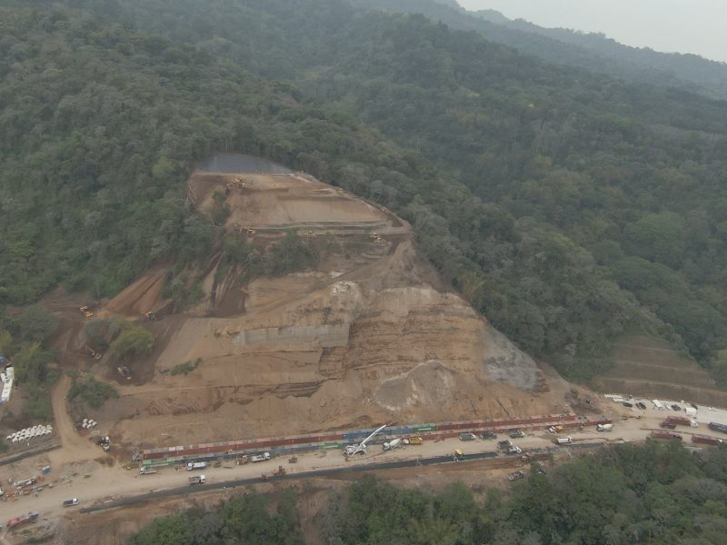 El Ministerio de Obras Públicas coloca contenedores rellenados con lodocreto en un talud de los chorros mientras intenta estabilizar el talud de tierra.