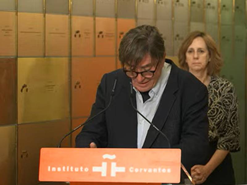 Director del Instituto Cervantes en el acto de deposito Roque Dalton