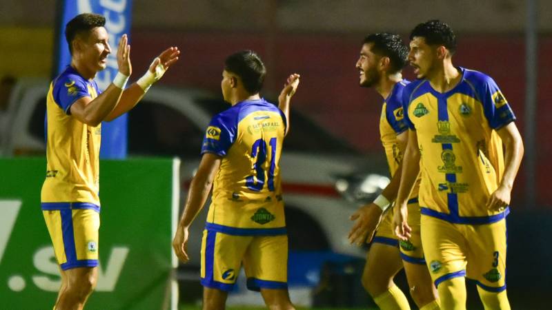 Los jugadores de Municipal Limeño ganaron 2 a 1 FAS en el estadio Oscar Quiteño. 
Foto EDH/Emerson Del Cid  / 