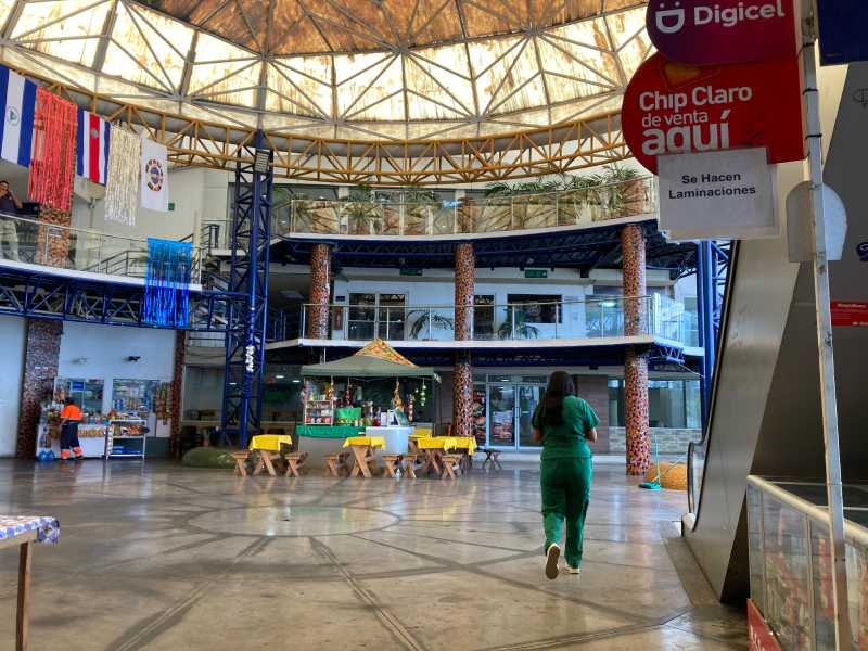 Estado del Mercado Cuscatlán que luce con deterioro