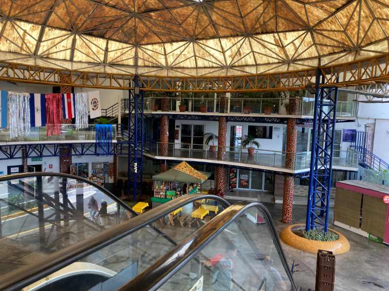 Estado del Mercado Cuscatlán que luce con deterioro