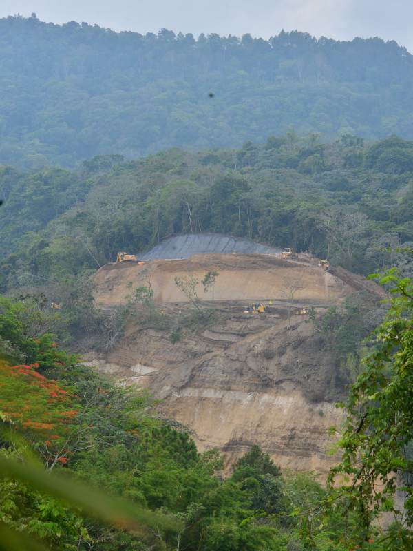 El Ministerio de Obras Públicas coloca contenedores rellenados con lodocreto en un talud de los chorros mientras intenta estabilizar el talud de tierra.