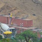 El Ministerio de Obras Públicas coloca contenedores rellenados con lodocreto en un talud de los chorros mientras intenta estabilizar el talud de tierra.