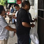 Traslado de Ruth Eleonora López hacia El Penalito. Defensora de derechos humanos y abogada de Cristosal capturada por el Estado salvadoreño. Su madre y esposo llegaron para acompañar su proceso y obtener información.