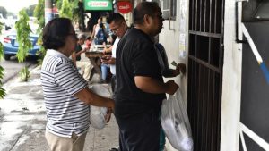 Traslado de Ruth Eleonora López hacia El Penalito. Defensora de derechos humanos y abogada de Cristosal capturada por el Estado salvadoreño. Su madre y esposo llegaron para acompañar su proceso y obtener información.