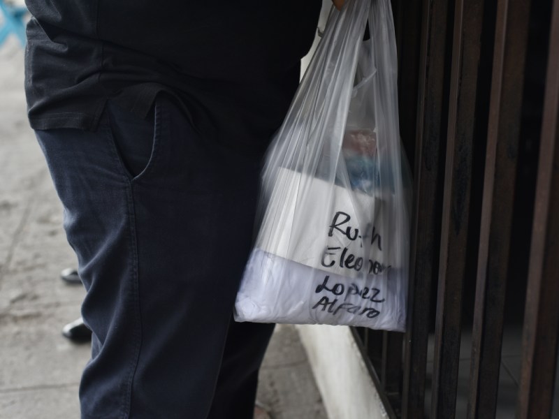 Traslado de Ruth Eleonora López hacia El Penalito. Defensora de derechos humanos y abogada de Cristosal capturada por el Estado salvadoreño. Su madre y esposo llegaron para acompañar su proceso y obtener información.