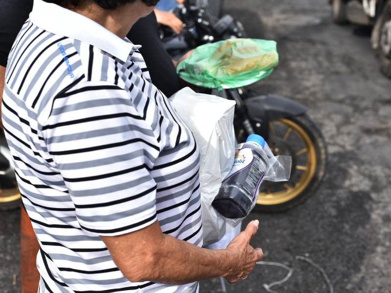 Traslado de Ruth Eleonora López hacia El Penalito. Defensora de derechos humanos y abogada de Cristosal capturada por el Estado salvadoreño. Su madre y esposo llegaron para acompañar su proceso y obtener información.