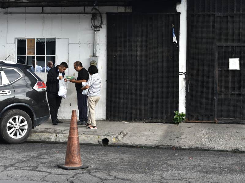 Traslado de Ruth Eleonora López hacia El Penalito. Defensora de derechos humanos y abogada de Cristosal capturada por el Estado salvadoreño. Su madre y esposo llegaron para acompañar su proceso y obtener información.