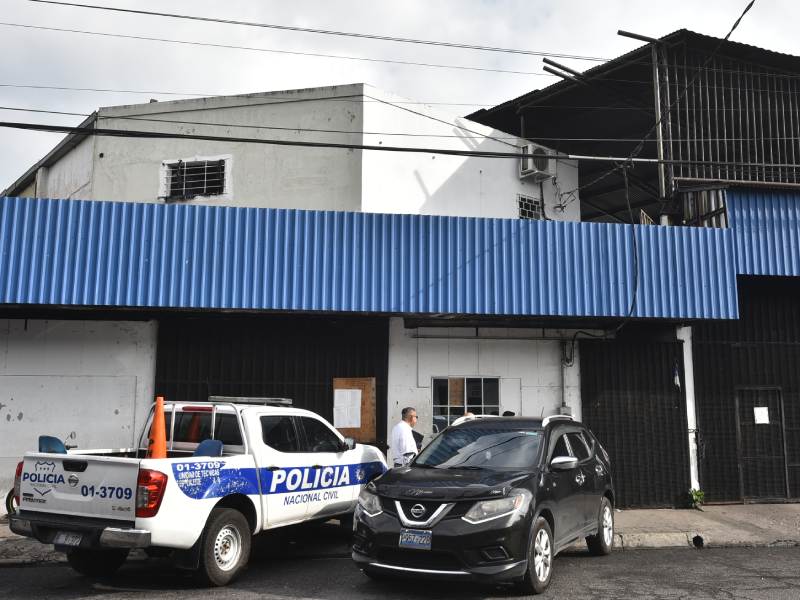 Traslado de Ruth Eleonora López hacia El Penalito. Defensora de derechos humanos y abogada de Cristosal capturada por el Estado salvadoreño. Su madre y esposo llegaron para acompañar su proceso y obtener información.